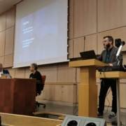 Mann på podium Brian Hughes Stockholm 2022