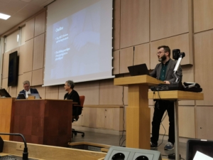 Mann på podium